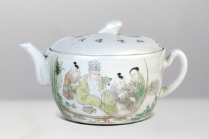 清‧粉彩開光人物紋人茶壺