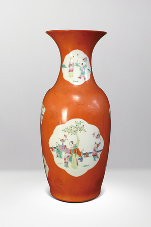 清‧珊瑚紅開光粉彩人物瓶