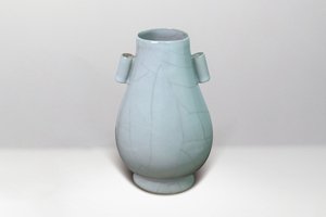 明‧官釉貫耳瓶
