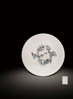 宋‧定窯牙白釉壓花墨綠雙鳳盤(會溪)款