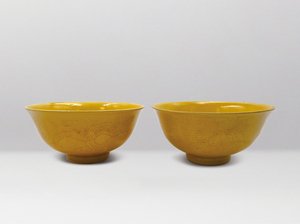 明弘治款黃釉刻鳳紋碗一對